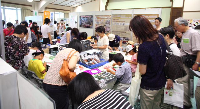 ブース全景。多くの来場者で賑わう様子。