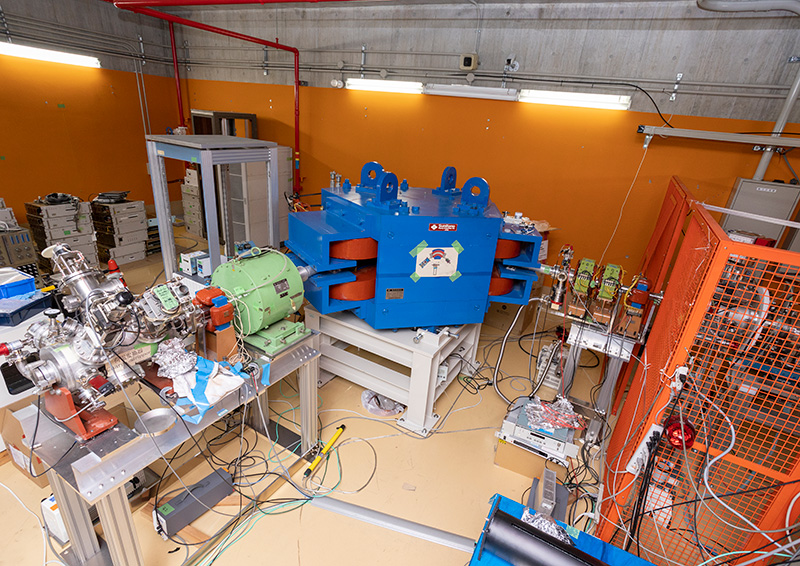 A test bench in which a demonstration experiment is being conducted to develop an optimal beam control method.